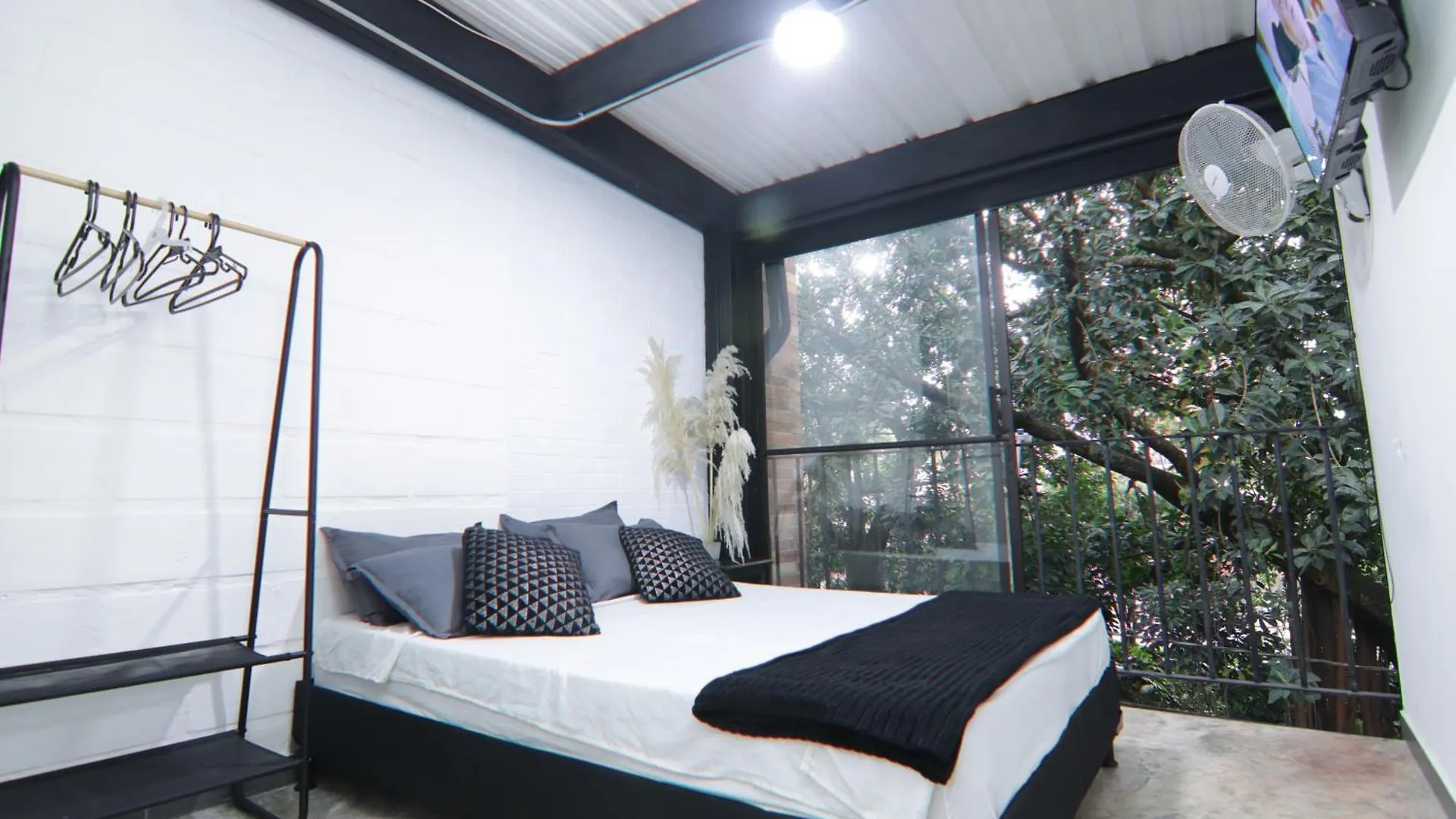 Hotel Casa Laureles Malibu Medellín